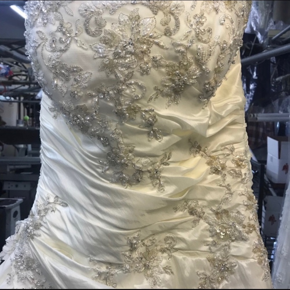 Strapless beautiful wedding dress